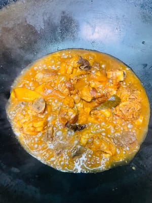 收汁装盘
等高压锅能自然打开后,开大火收汁,直到汤汁浓稠挂在猪手上,就可以装盘了。大火收汁能让酱汁裹在猪手上,吃着更入味,卖相也更好看。