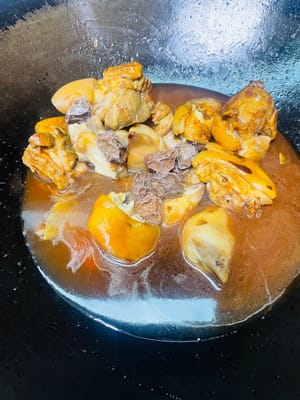 炖制
加入香叶、八角、陈皮翻炒均匀,再倒入调好的番茄酱和苹果醋汁,翻炒至猪手均匀裹上酱汁,最后倒入话梅和泡话梅的水,炒匀后移到高压锅,加没过猪手的水,从排气开始计时压15分钟,等自然降压;如果用普通锅,需要炖1小时左右。
 先炒香陈皮等香料,再放酱汁让猪手提前挂味,最后加话梅水,能最大程度保留话梅的酸甜清香。