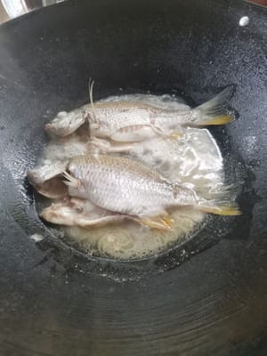 뚜껑을 열고 접시에 담아주세요