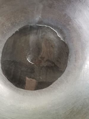 프라이팬을 준비하고 기름을 붓고 기름이 뜨거워질 때까지 기다리세요.