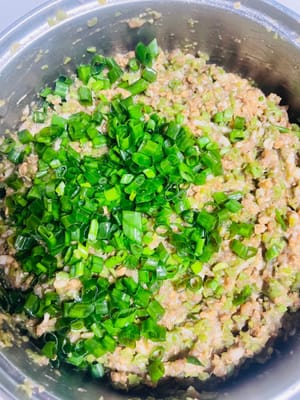 Mezclar el relleno de carne cruda y el de carne estofada: cuando la salsa de carne estofada se haya enfriado un poco, añadirla al relleno de carne cruda en tres tandas y mezclar bien. Añade las cebolletas picadas al envolver al final. La masa de allí también ha subido y se puede abrir.