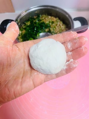 Echar un poco de harina sobre la masa, sacar un trozo, presionarlo con la mano y envolverlo, cerrarlo con los dedos, ponerlo en la olla y dejar reposar durante 20 minutos antes de cocinarlo al vapor. Después de que hierva el agua, cocínela al vapor durante 13 minutos, cúbrala durante 3 minutos y luego cocínela al vapor (retire los bollos después de que estén cocidos y déjelos enfriar, de lo contrario no tendrán buen sabor después de agregar el bicarbonato de sodio). Comí 3 de ellos y me olvidé del plan de pérdida de peso al que me había apuntado anoche mientras los comía.