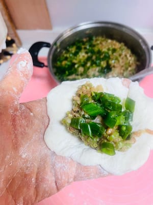 Echar un poco de harina sobre la masa, sacar un trozo, presionarlo con la mano y envolverlo, cerrarlo con los dedos, ponerlo en la olla y dejar reposar durante 20 minutos antes de cocinarlo al vapor. Después de que hierva el agua, cocínela al vapor durante 13 minutos, cúbrala durante 3 minutos y luego cocínela al vapor (retire los bollos después de que estén cocidos y déjelos enfriar, de lo contrario no tendrán buen sabor después de agregar el bicarbonato de sodio). Comí 3 de ellos y me olvidé del plan de pérdida de peso al que me había apuntado anoche mientras los comía.