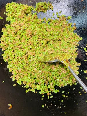 Relleno de salsa de soja: Calentar el aceite en una sartén a fuego lento, añadir cebolleta picada, 2 cucharadas de salsa de judías dulces, 2 cucharadas de salsa de soja, 1 cucharada de salsa de soja oscura, 1 cucharada de salsa de ostras, 1/4 de cucharada de pimienta blanca en polvo y vino de cocina, luego verter 500 gramos de carne picada y sofreír hasta que salga aceite. Agregue los frijoles picados (yo uso una licuadora) y saltee hasta que estén cocidos. Si lo deseas puedes agregar 3 gramos de esencia de pollo.