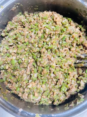 Mezclar el relleno de carne cruda y el de carne estofada: cuando la salsa de carne estofada se haya enfriado un poco, añadirla al relleno de carne cruda en tres tandas y mezclar bien. Añade las cebolletas picadas al envolver al final. La masa de allí también ha subido y se puede abrir.