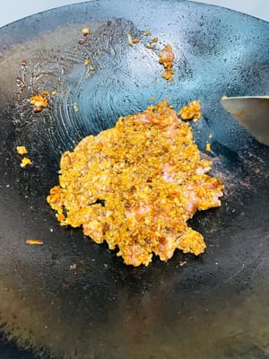 Relleno de salsa de soja: Calentar el aceite en una sartén a fuego lento, añadir cebolleta picada, 2 cucharadas de salsa de judías dulces, 2 cucharadas de salsa de soja, 1 cucharada de salsa de soja oscura, 1 cucharada de salsa de ostras, 1/4 de cucharada de pimienta blanca en polvo y vino de cocina, luego verter 500 gramos de carne picada y sofreír hasta que salga aceite. Agregue los frijoles picados (yo uso una licuadora) y saltee hasta que estén cocidos. Si lo deseas puedes agregar 3 gramos de esencia de pollo.