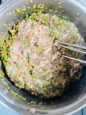 Mezclar el relleno de carne cruda y el de carne estofada: cuando la salsa de carne estofada se haya enfriado un poco, añadirla al relleno de carne cruda en tres tandas y mezclar bien. Añade las cebolletas picadas al envolver al final. La masa de allí también ha subido y se puede abrir.