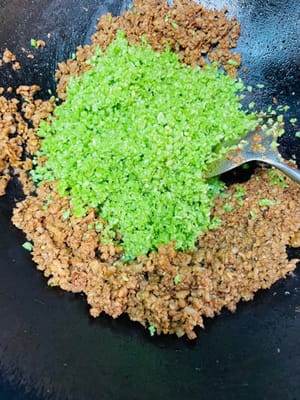 Relleno de salsa de soja: Calentar el aceite en una sartén a fuego lento, añadir cebolleta picada, 2 cucharadas de salsa de judías dulces, 2 cucharadas de salsa de soja, 1 cucharada de salsa de soja oscura, 1 cucharada de salsa de ostras, 1/4 de cucharada de pimienta blanca en polvo y vino de cocina, luego verter 500 gramos de carne picada y sofreír hasta que salga aceite. Agregue los frijoles picados (yo uso una licuadora) y saltee hasta que estén cocidos. Si lo deseas puedes agregar 3 gramos de esencia de pollo.