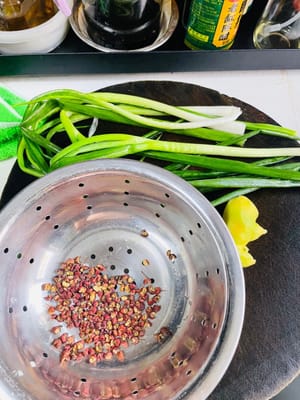 生肉餡：趁醬肉涼的時候處理生肉餡。 500克生肉加入2匙生抽、3克鹽、蠔油1匙、分3次共加入150克水（我用的花椒、薑蔥泡的水，可以提味增鮮），加入水餡才不會乾（柴），攪拌均勻。