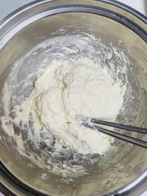 Mezcle 250 g de harina, 200 g de agua (agregue tres cuartas partes del contenido de agua de la harina), 3 g de levadura, 5 g de azúcar y 3 g de sal (nunca use las manos, ya que esta receta tiene mucha agua y manchará sus manos). Remueve bien y deja fermentar hasta el doble de su tamaño. Preparar el relleno de los bollos durante el tiempo de fermentación. Nunca pongo polvo para hornear en mi pasta.