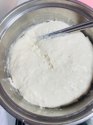 Echar un poco de harina sobre la masa, sacar un trozo, presionarlo con la mano y envolverlo, cerrarlo con los dedos, ponerlo en la olla y dejar reposar durante 20 minutos antes de cocinarlo al vapor. Después de que hierva el agua, cocínela al vapor durante 13 minutos, cúbrala durante 3 minutos y luego cocínela al vapor (retire los bollos después de que estén cocidos y déjelos enfriar, de lo contrario no tendrán buen sabor después de agregar el bicarbonato de sodio). Comí 3 de ellos y me olvidé del plan de pérdida de peso al que me había apuntado anoche mientras los comía.