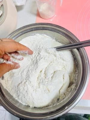 Echar un poco de harina sobre la masa, sacar un trozo, presionarlo con la mano y envolverlo, cerrarlo con los dedos, ponerlo en la olla y dejar reposar durante 20 minutos antes de cocinarlo al vapor. Después de que hierva el agua, cocínela al vapor durante 13 minutos, cúbrala durante 3 minutos y luego cocínela al vapor (retire los bollos después de que estén cocidos y déjelos enfriar, de lo contrario no tendrán buen sabor después de agregar el bicarbonato de sodio). Comí 3 de ellos y me olvidé del plan de pérdida de peso al que me había apuntado anoche mientras los comía.