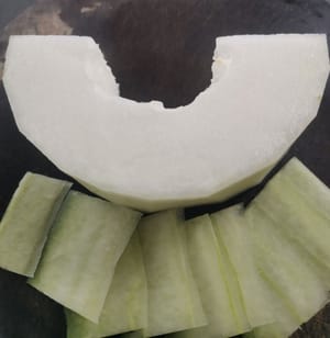 Die Wintermelone gründlich waschen, anschließend die Schale abziehen und die Kerne entfernen.