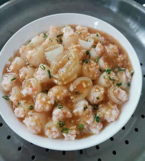 Anschließend mit der Sauce übergießen und noch ein paar Frühlingszwiebelscheiben darüber geben.