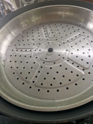 Dann eine Bratpfanne vorbereiten, Wasser einfüllen, warten bis das Wasser kocht