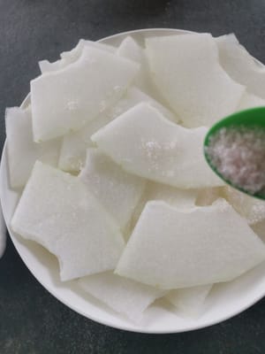 dann in einen Behälter geben und 1/2 Teelöffel Salz darüber streuen