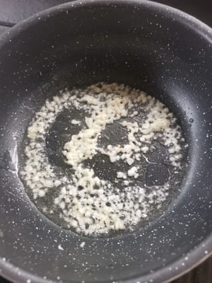 Dann eine Bratpfanne vorbereiten, etwas Öl hineingeben, dann den gehackten Knoblauch dazugeben, umrühren, bis es gut riecht und duftet.