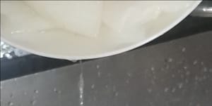 Nach 15 Minuten die Wintermelone mit Salz bestreuen, das Wasser wegschütten und abtrocknen.