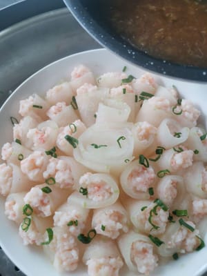 Nachdem die Sauce eingedickt ist, gießen Sie sie über den Dampfgarer.