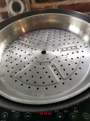 preparare una padella, versare l'acqua, attendere che l'acqua bolla