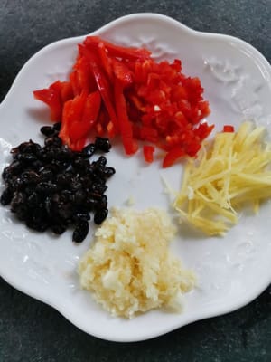 Quindi preparare gli ingredienti per il condimento (aglio, zenzero, peperoncini rossi e soia nera)