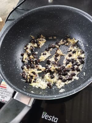quindi aggiungere i fagioli di soia neri e mescolare.