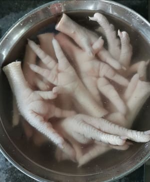 Mettere a bagno le zampe di pollo in acqua e aggiungere 1 cucchiaino di sale (per 15 minuti)