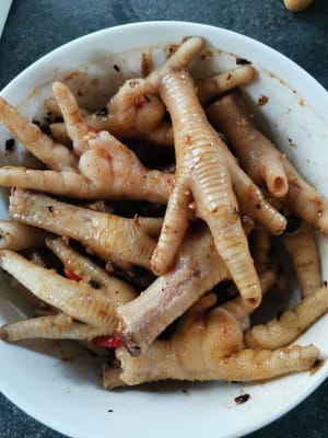 poi mettere i piedini di pollo e marinare
