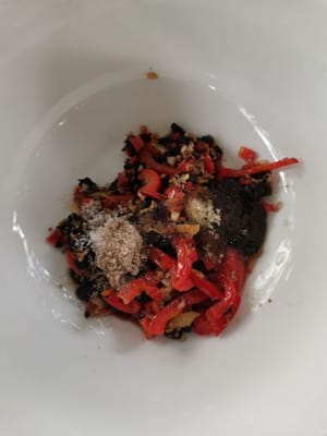 quindi mettere il condimento nel contenitore precedentemente cotto, quindi aggiungere (salsa di soia, salsa di ostriche, olio di sesamo, zucchero, pepe in polvere, sale)