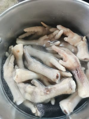 poi fai bollire di nuovo i piedini di pollo