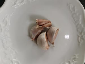 spicchi d'aglio tritati