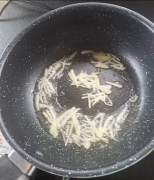 Preparate una padella, versate l'olio, aspettate che sia caldo, poi aggiungete lo zenzero e mescolate.