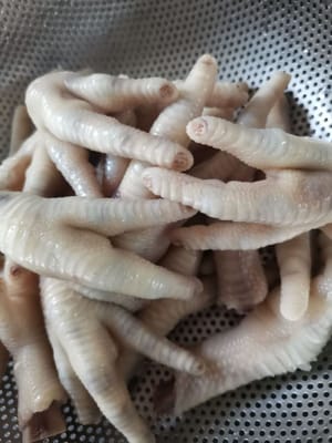 poi tagliare le unghie delle zampe del pollo