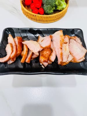 拿岀嚟稍冷後斜刀切成片裝碟即可（注意燙）。