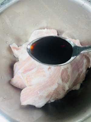 Marinasi daging: Tambahkan kecap asin, lada putih, saus tiram, arak masak, saus barbeku Lee Kum Kee, kecap asin hitam, madu (saya suka marinasi bersamaan, dan tidak lagi mengoles madu saat memanggang, saya tidak suka permukaannya terlalu manis), irisan jahe, dan bawang putih cincang, aduk rata dan marinasi selama 24 jam.