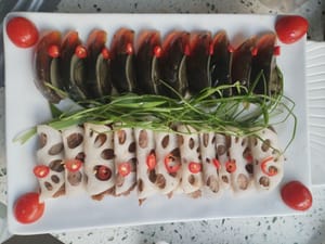 Hiasi dengan irisan cabai.