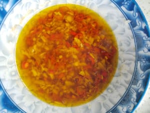 Tuang minyak mendidih ke dalam mangkuk, aduk saus dan sisihkan.
