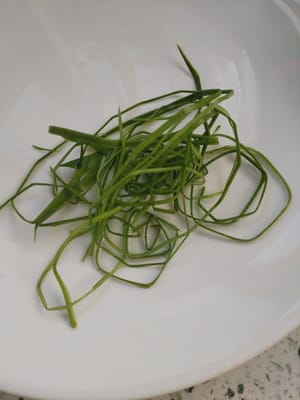 haluskan tunas bawang putih.