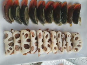 Letakkan irisan daging sapi yang dibungkus dengan irisan akar teratai di atas piring.