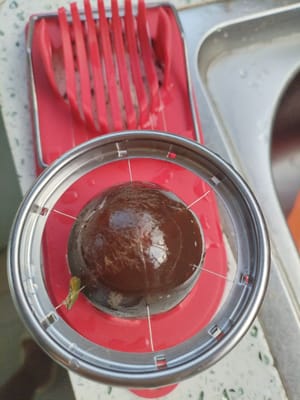 potong telur yang sudah diawetkan menjadi potongan-potongan kecil.