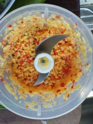 Tuang millet, lada, bawang merah dan bawang putih ke dalam wadah dan kocok hingga berbusa