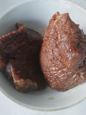 Potong daging sapi rebus menjadi irisan tipis dan bungkus irisan daging sapi dengan irisan akar teratai.