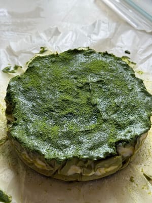 Hiasi dengan bubuk matcha keesokan harinya.