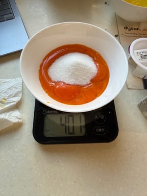 Tambahkan 40 gram gula pasir.