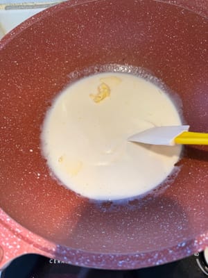 Aduk di atas api kecil hingga membentuk adonan.