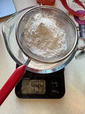 Dalam sebuah mangkuk, tambahkan 180g susu, 50g tepung beras ketan, dan 10g tepung maizena (diayak).