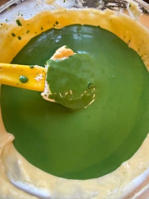 Tuang ke dalam campuran telur dan aduk perlahan hingga tercampur rata.