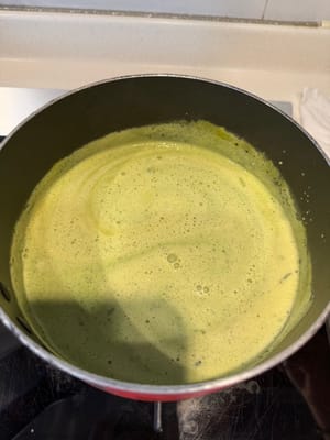 Setelah susu mulai bergelembung di sekitar pinggirannya, tambahkan cairan matcha yang tadi.