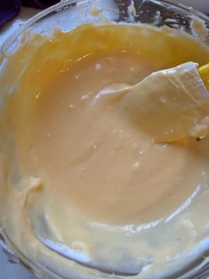 Tambahkan campuran telur dalam 3-4 tahap dan aduk rata setelah setiap penambahan.