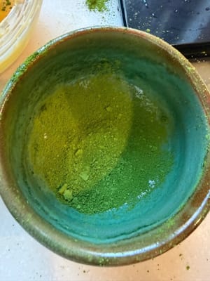 Ayak 10g bubuk matcha dan tambahkan 25g air panas, lalu aduk rata.
